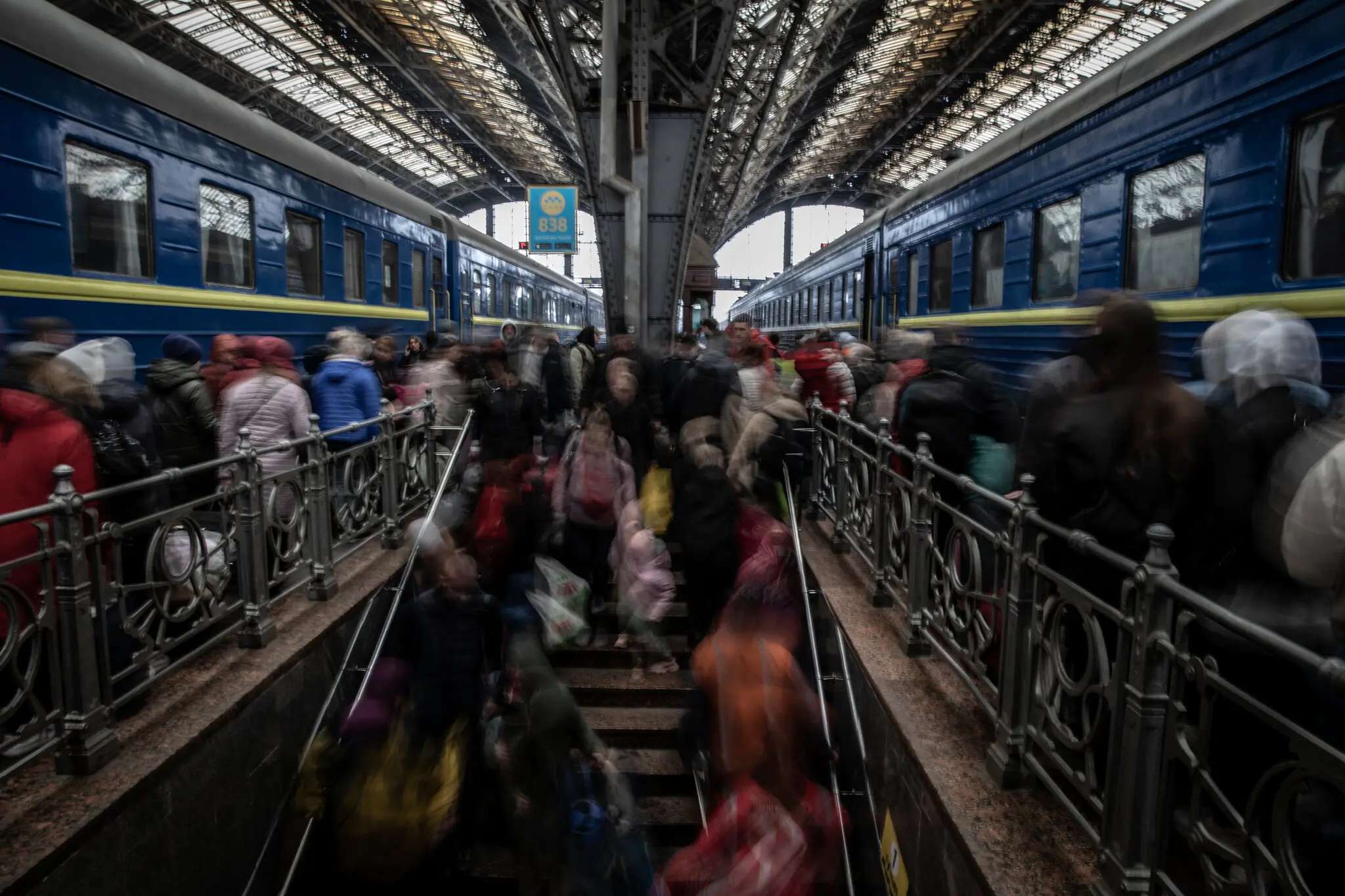 Пасажири, одні з яких тікали зі східної України та прямували до Польщі, а інші поверталися на схід, переповнили головний залізничний вокзал у західноукраїнському місті Львів у квітні минулого року